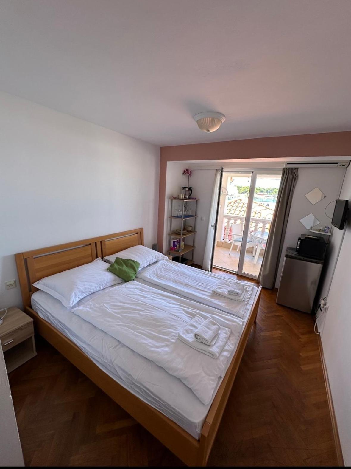 Apartment And Rooms Sidro Петрчане Экстерьер фото